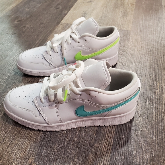 Jordan 1 they are a big kid size 5.5 which is equivalent to a women’s 7. - Picture 1 of 4